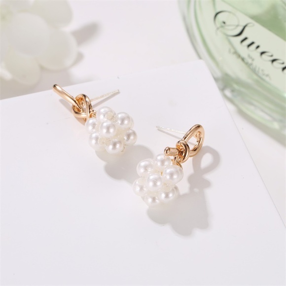 Asymmetric Knotted Pearl Earrings - Picture 2 of 4